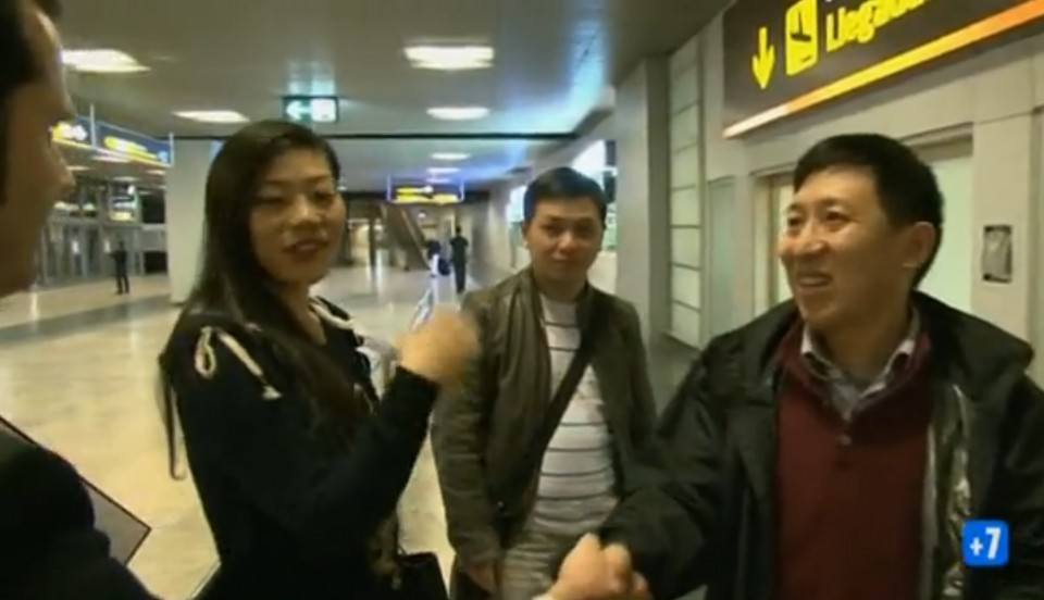 Gonzalo espera en el aeropuerto al vuelo de Pekín que trae a clientes interesados en comprar casas en Madrid