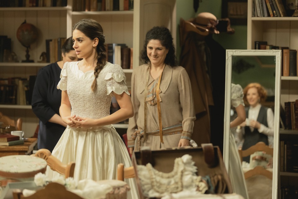 Elsa se echa a llorar cuando se prueba su vestido de novia, en El secreto de Puente Viejo