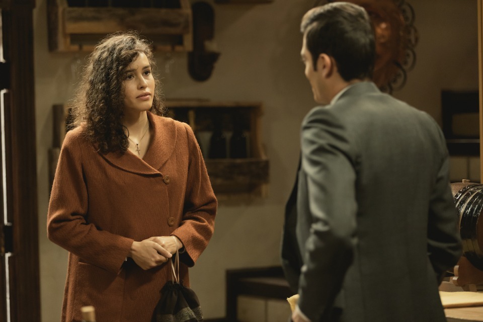Lola viene a disculparse con Prudencio, en El secreto de Puente Viejo