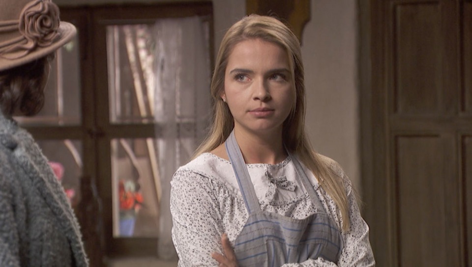 Marcela encuentra a Antolina en su casa alterada y eliminando los restos de convivencia de Elsa e Isaac