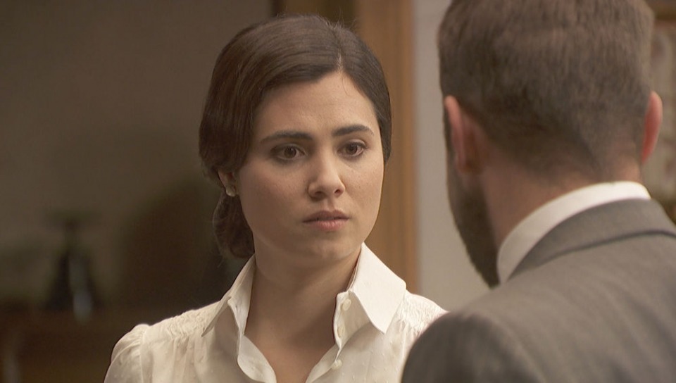 Fernando confiesa a María que no se atreve a pedir a María Elena que se case con él, en El secreto de Puente Viejo