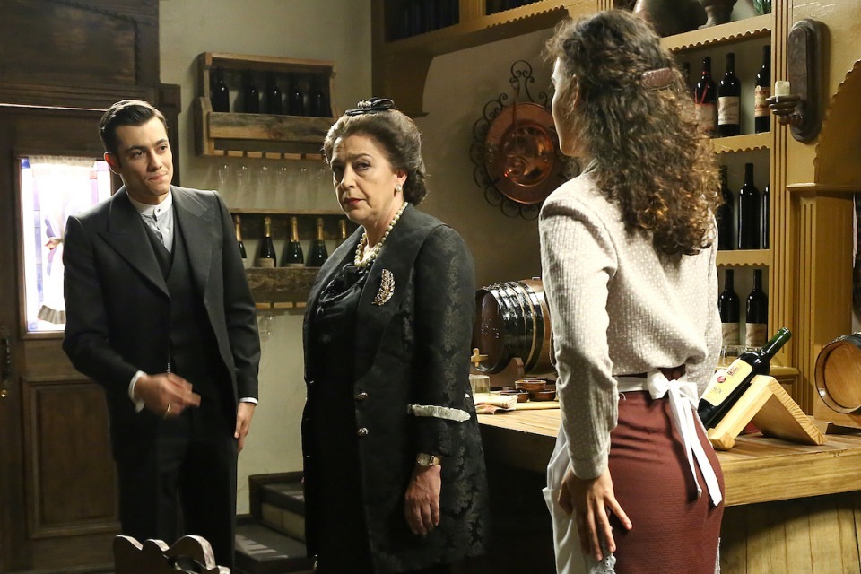 Francisca conoce a Lola, en El secreto de Puente Viejo