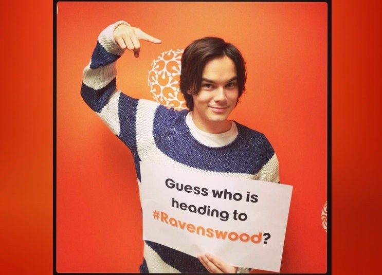 Tyler Blackburn, interpreta a Caleb personaje de Pretty Little Liars que también aparecerá en Ravenswood