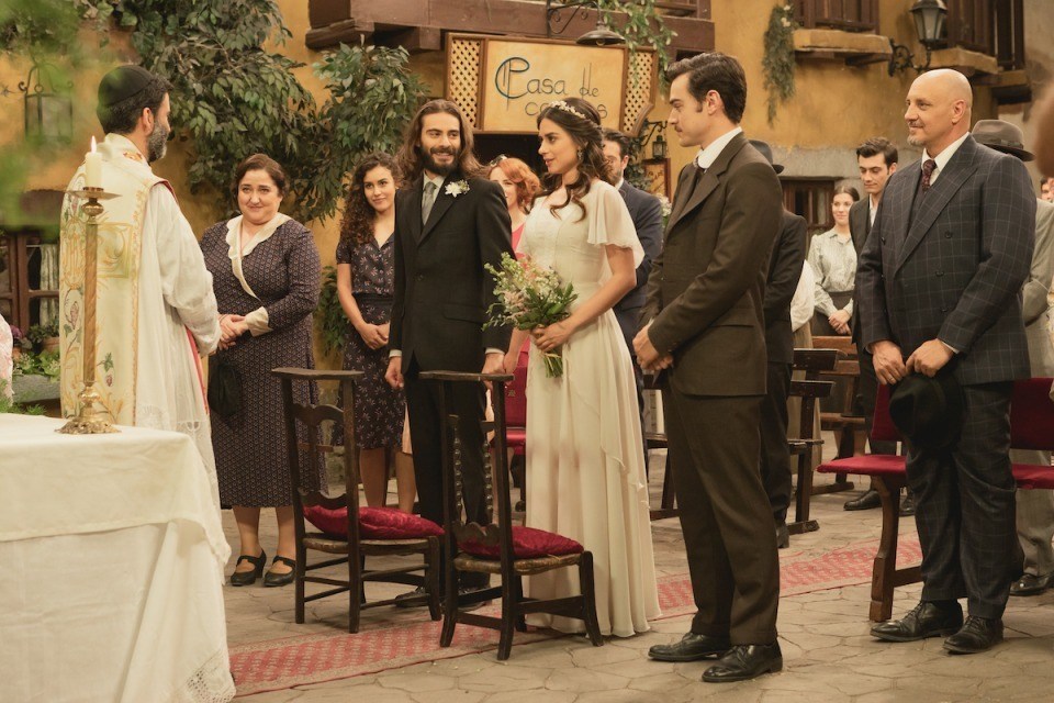 Isaac y Elsa se casan en la plaza del pueblo