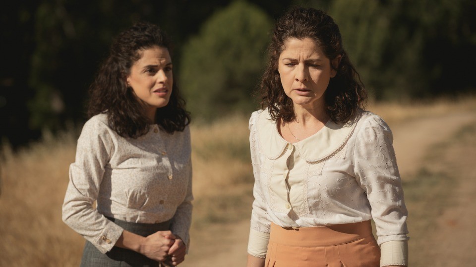 Esther se enfrenta a su madre, en El secreto de Puente Viejo