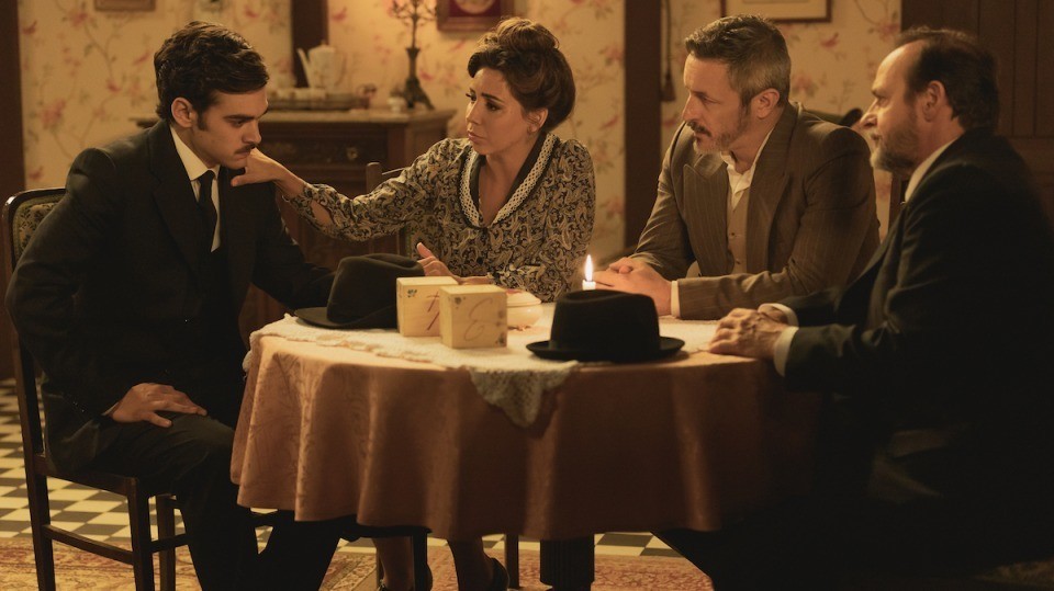 Alfonso y Emilia explican a Matías que fue Raimundo quien les puso al día y le piden que se calme, en El secreto de Puente Viejo