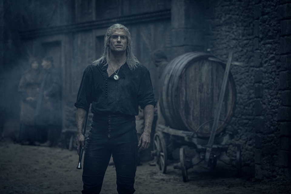 Henry Cavill como Geralt de Rivia, protagoniza The Witcher