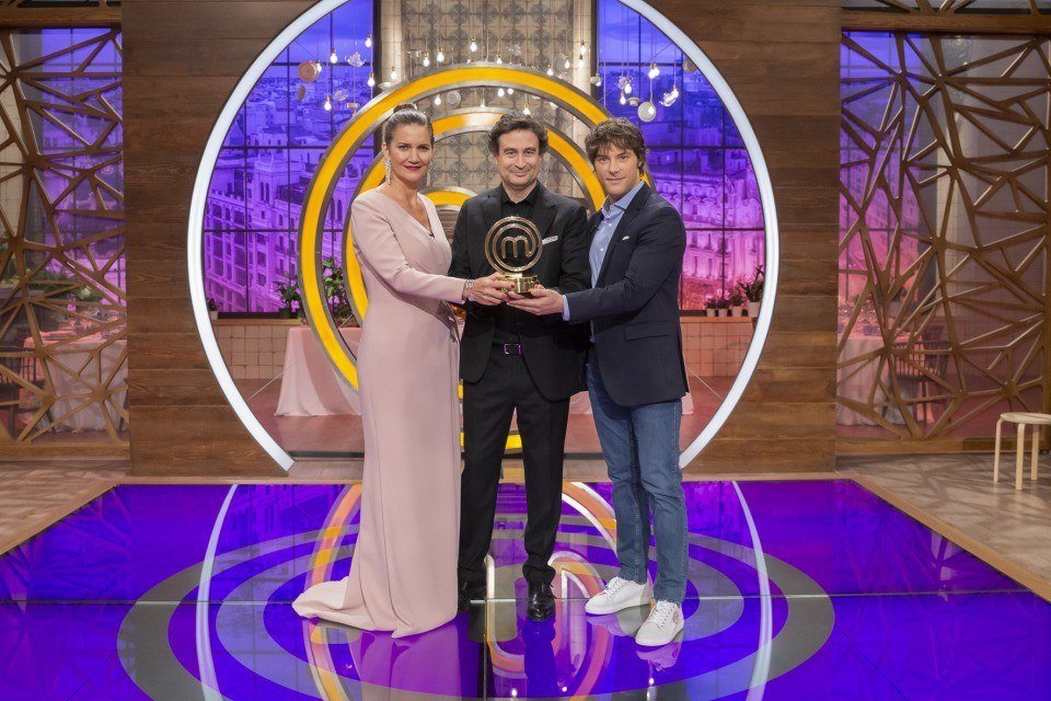 El jurado de MasterChef Celebrity 4 con el trofeo para el ganador