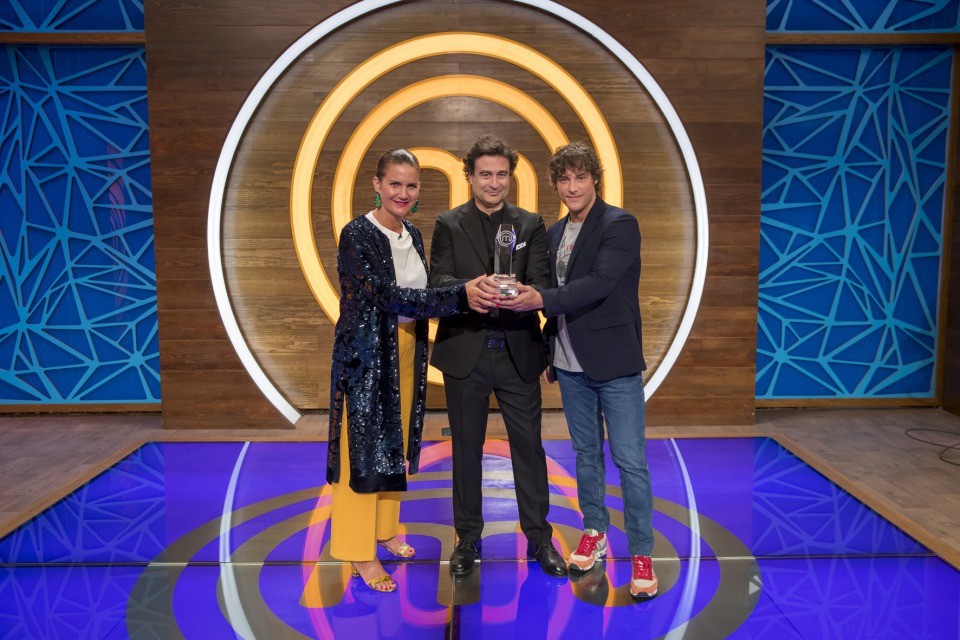 El jurado de MasterChef Junior 7 con el trofeo