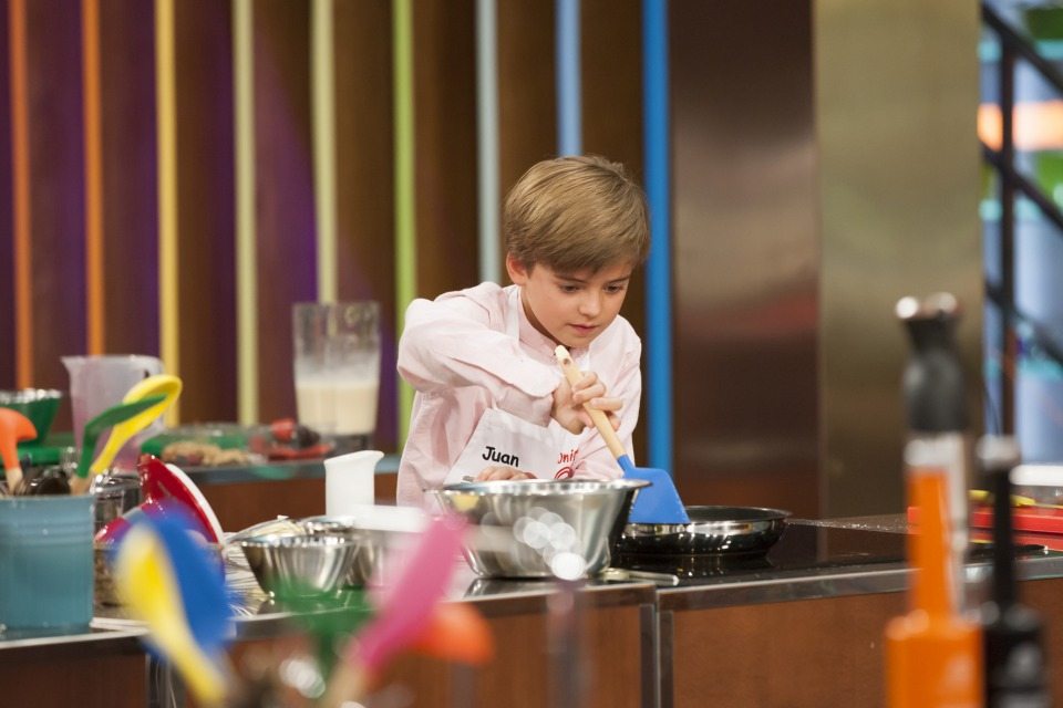 Juan, aspirante de MasterChef Junior 7, en pleno cocinado