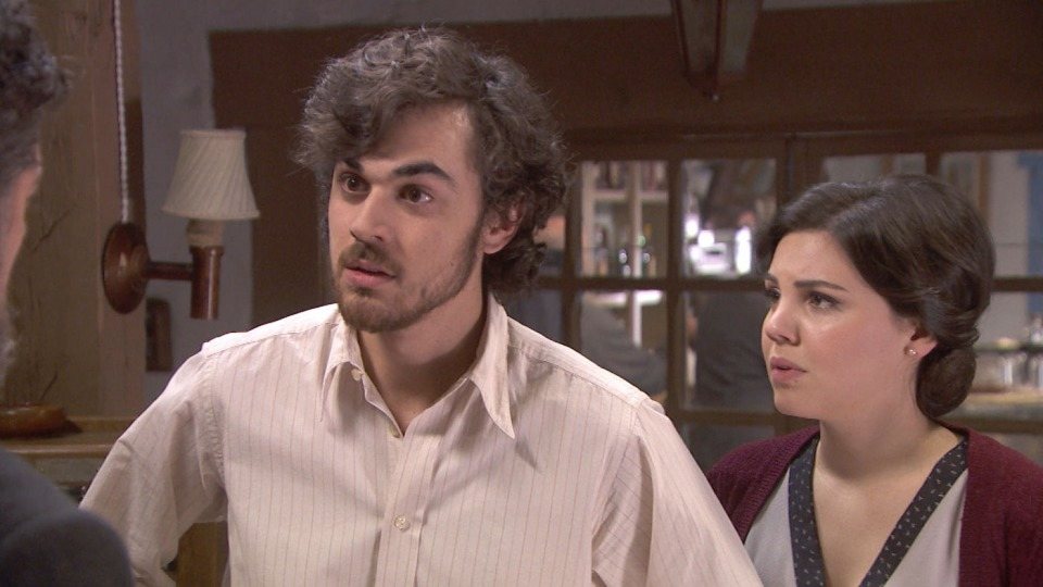 El doctor Clemente informa a Francisca, Matías y Marcela, del estado de Raimundo, en El secreto de Puente Viejo