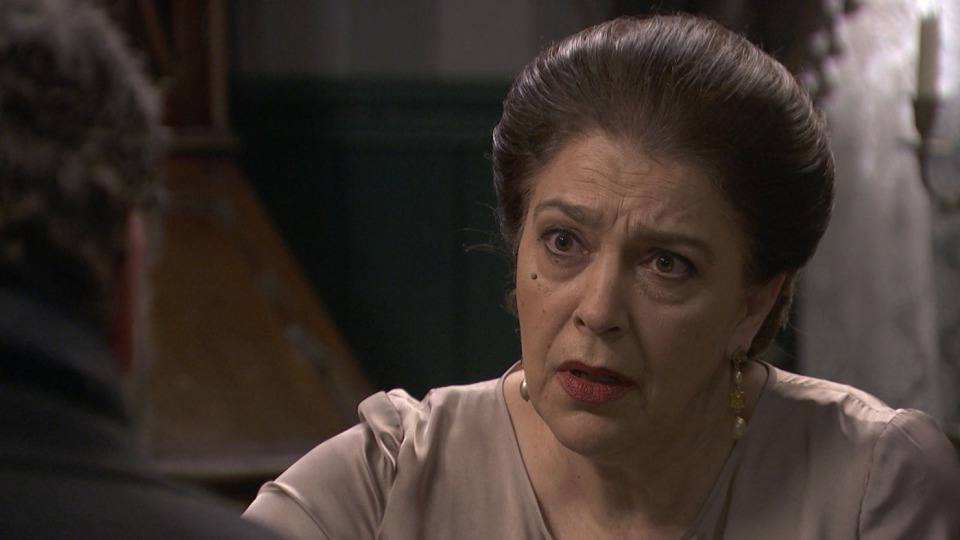 Francisca agradece a Mauricio, Matías y Marcela, su ayuda con la mudanza, en El secreto de Puente Viejo