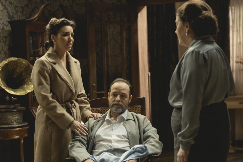 Francisca merienda con Raimundo y recibe la visita inesperada de Emilia Ulloa, en El secreto de Puente Viejo