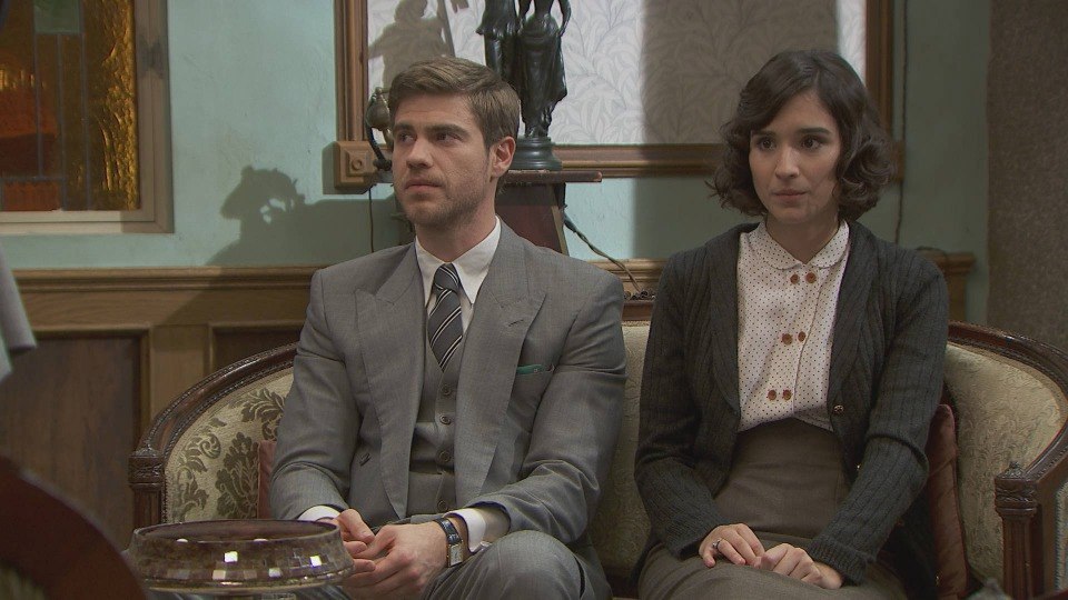 Adolfo y Rosa, desconcertados por el embarazo de Marta, en El secreto de Puente Viejo