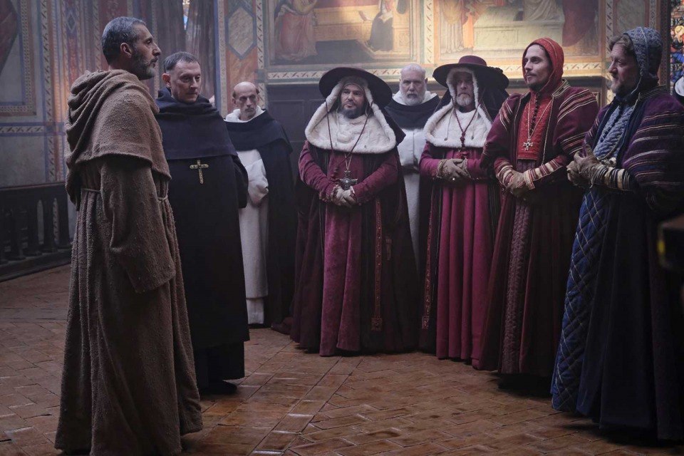 Guillermo y el Abad se encuentran con los miembros de la delegación papal, en El nombre de la rosa