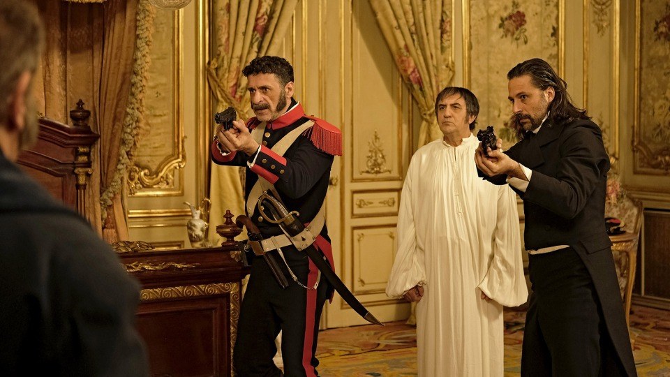Alonso y Pacino con el doble de Fernando VII, en El Ministerio del Tiempo