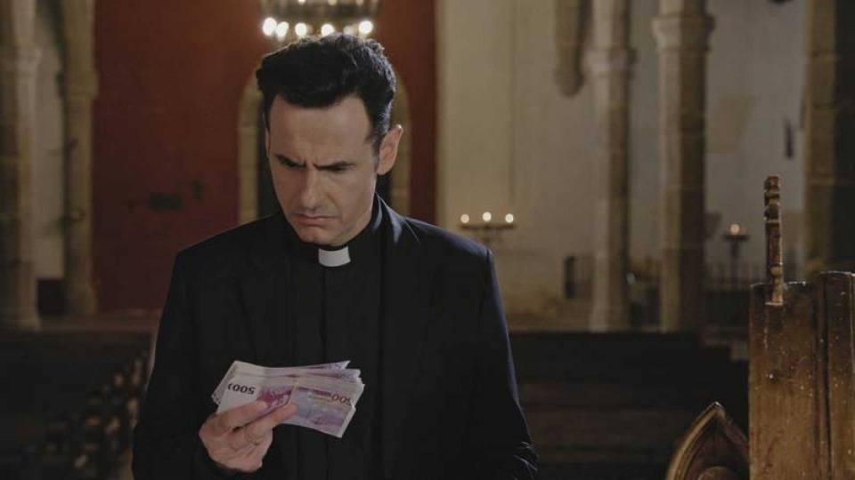 De manera milagrosa, aparece un fajo de billetes en la iglesia del pueblo, en Historias de Alcafrán