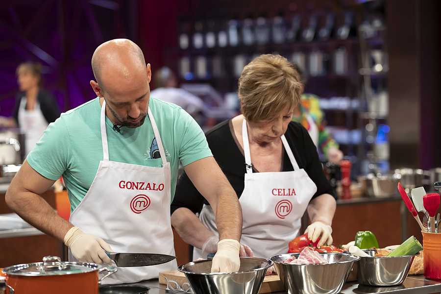 Gonzalo y Celia cocinando por parejas en la primera prueba del segundo programa de MasterChef Celebrity 5