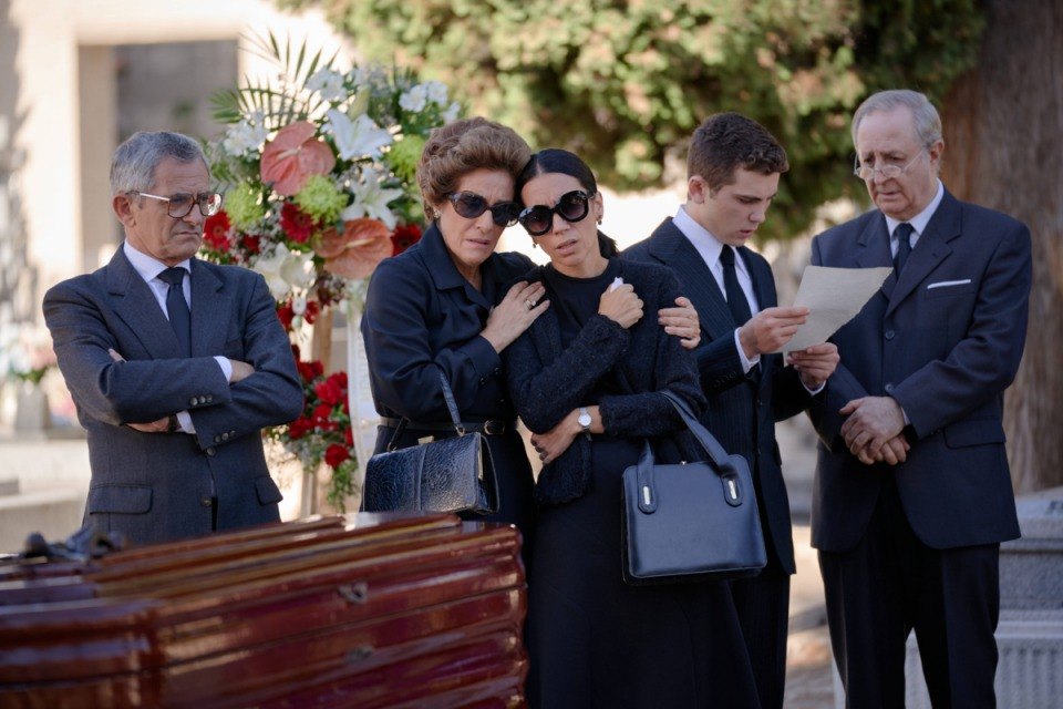 El funeral de Marisol en el capítulo 1955 de Amar es para siempre