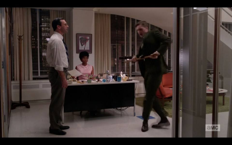 Don Draper y Dawn Chambers observan el baile de Ken Cosgrove en Mad Men
