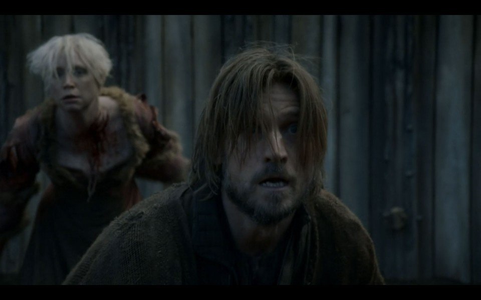 Jaime Lannister demuestra su honor ayudando a Brienne de Tarth a escapar de un oso