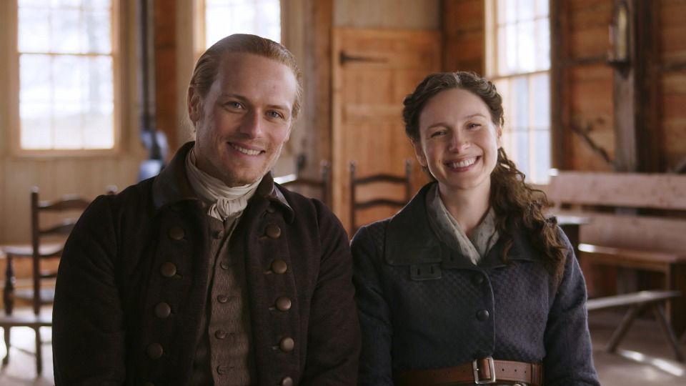 Caitriona Balfe y Sam Heughan en el rodaje de la sexta temporada de Outlander
