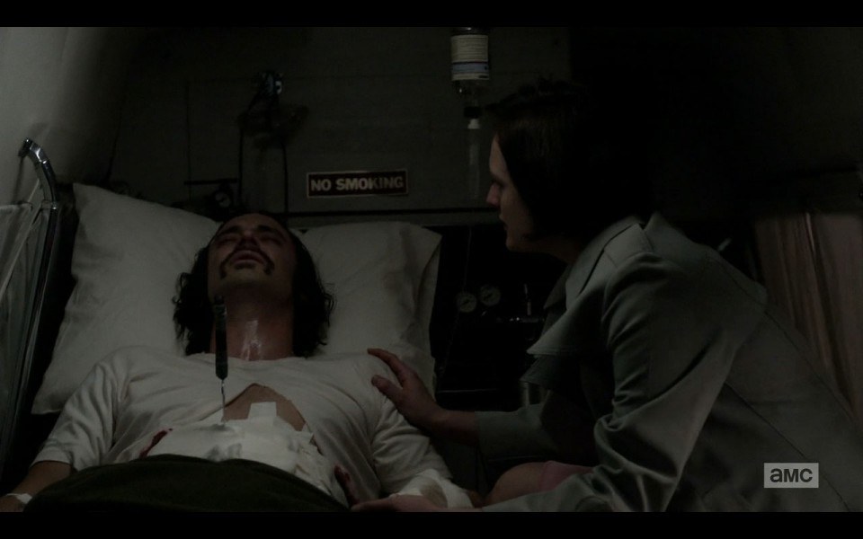 Peggy Olson en una ambulancia junto a su novio Abe Drexler, recién apuñalado
