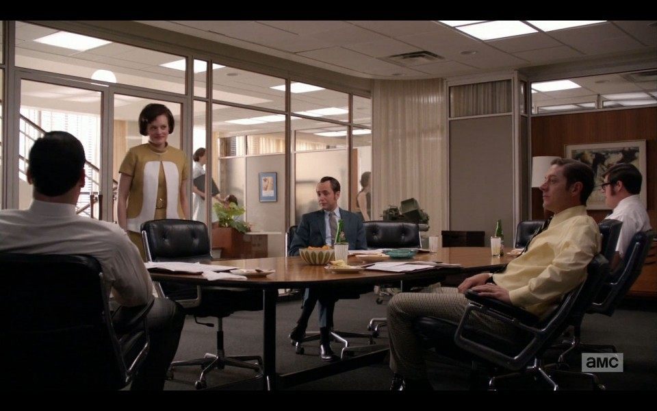 Peggy Olson entre Don Draper y Ted Chaough en Mad Men