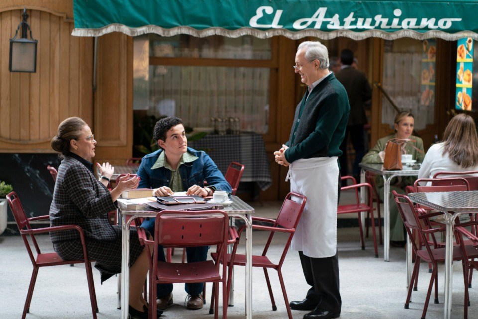 doña Visi convence a Pelayo para dar clases de inglés en El Asturiano, en Amar es para siempre