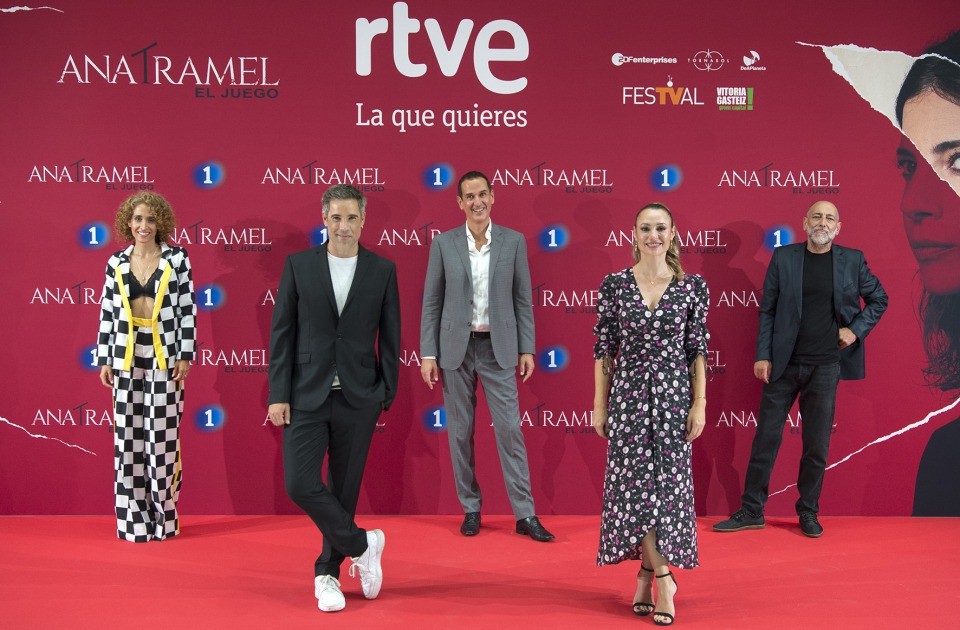 María Zabala, Unax Ugalde, Roberto Santiago, Natalia Verbeke y Tomás del Estal durante la presentación de Ana Tramel. El Juego