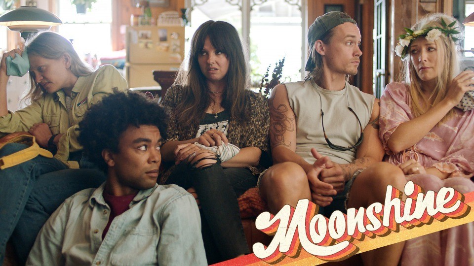 Moonshine, comedia gamberra sobre una familia disfuncional y su alocado resort de verano, estreno en octubre en Movistar+