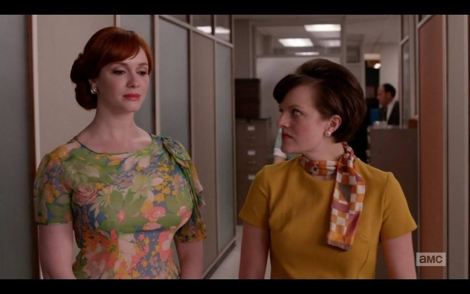 Joan Holloway y Peggy Olson intentarán conseguir Avon Cosméticos para la agencia