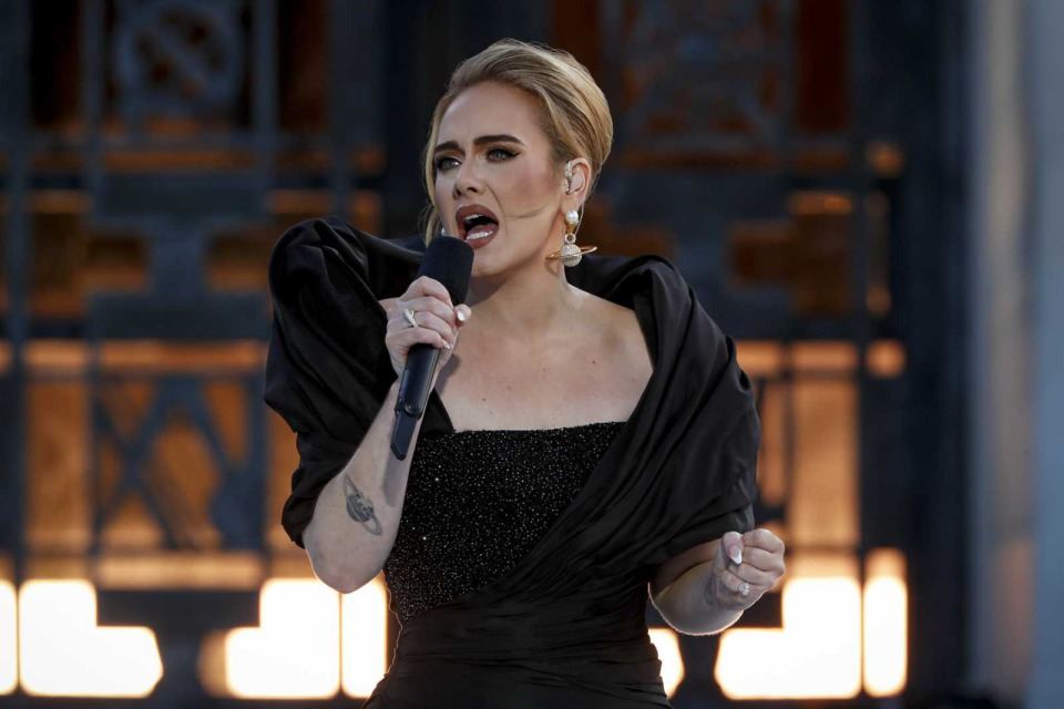 Adele durante su espectacular concierto en Los Ángeles
