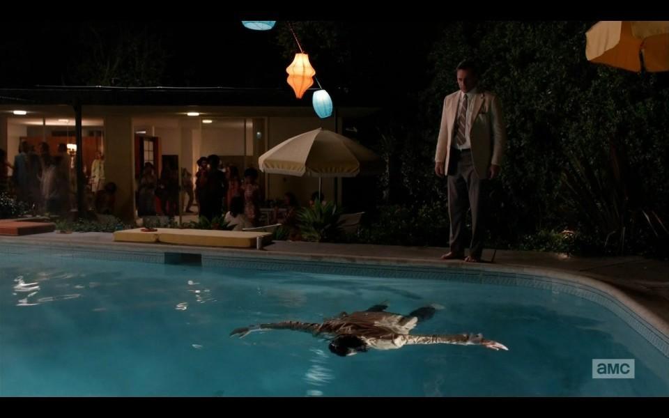 Don Draper se ahoga en una piscina en el último episodio de Mad Men