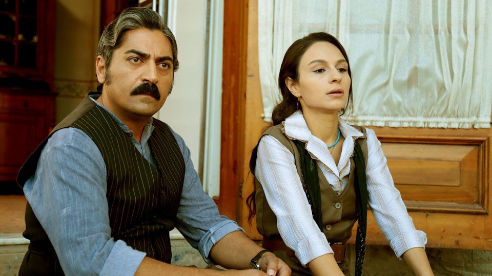 Conocemos a los actores turcos Bülent Polat y Selin Yeninci, Gaffur y Saniye en Tierra amarga