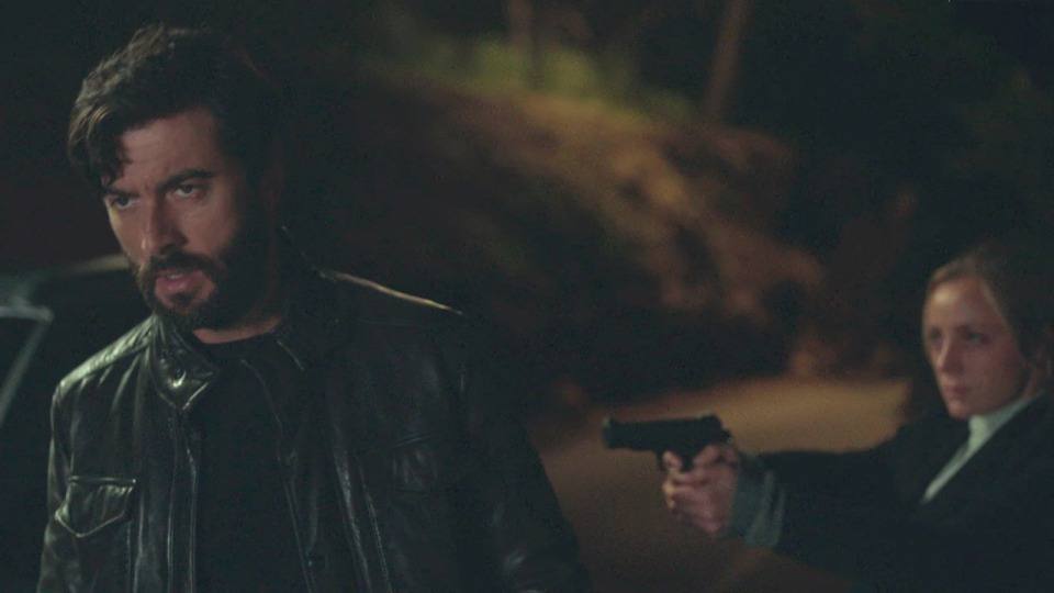 Laura sigue a Xavier y se enfrenta a él a punta de pistola, en el quinto capítulo de Mentiras