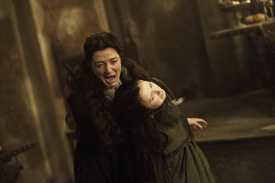 Catelyn Stark amenaza a la mujer de Walder Frey en Juego de Tronos