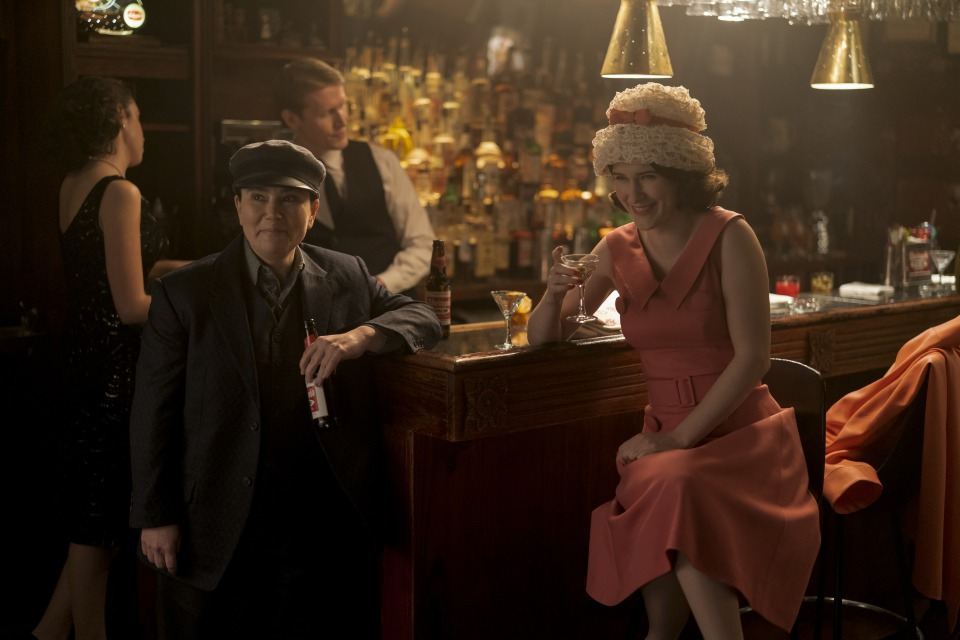 Alex Borstein y Rachel Brosnahan en The Marvelous Mrs. Maisel, el gran éxito de Prime Video