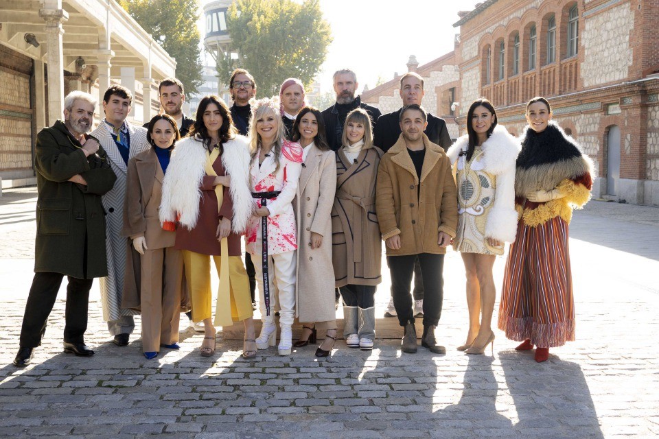 Maestros de la costura organiza un desfile callejero de moda española en el quinto programa