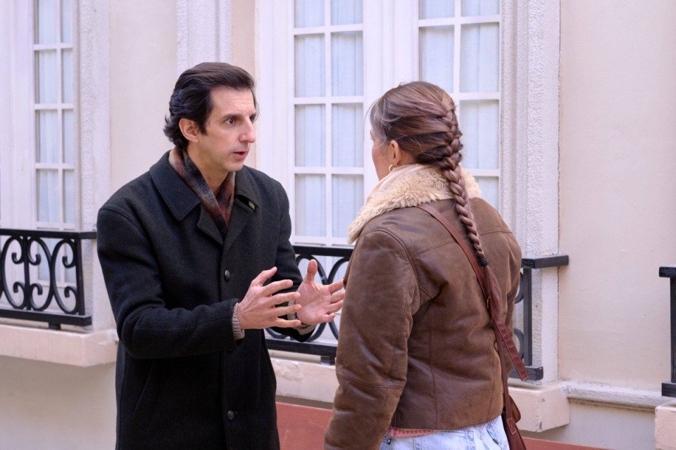 Julieta rechaza a Emilio y le confiesa que existe otro hombre en su vida... Emilio no puede creerlo