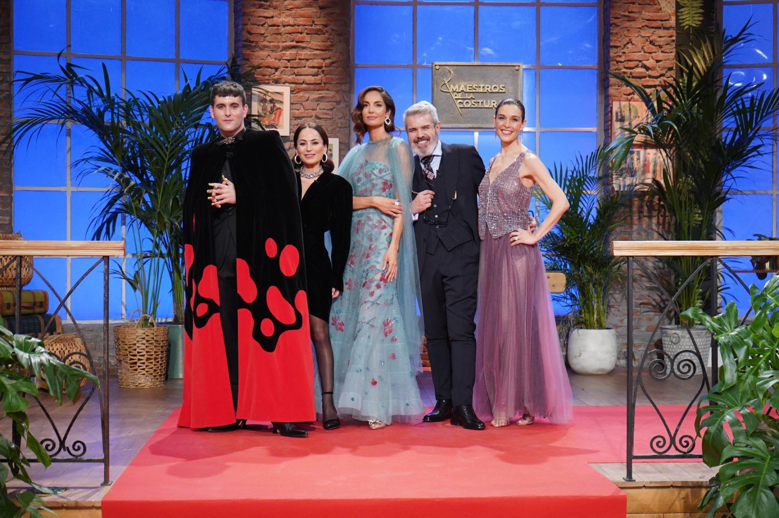 El jurado con Raquel Sánchez Silva y Eugenia Silva en la gran final de Maestros de la costura 5
