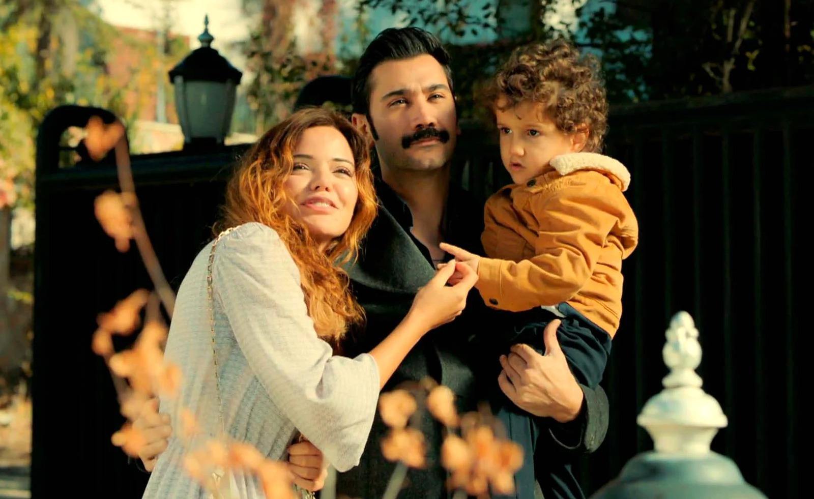 Züleyha, Yilmaz y Adnan al fin están juntos y felices con Adnan en su nueva casa, en Tierra amarga