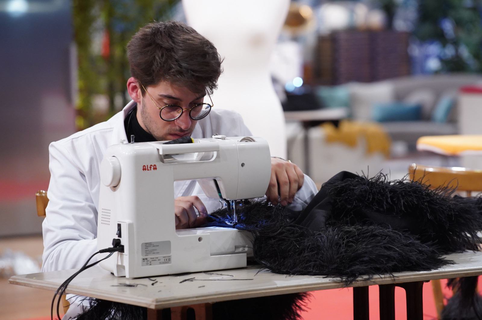 Lluís confeccionó durante dos horas, un vestido de crepe de lana negro, que adornó con 80 metros de plumas de avestruz