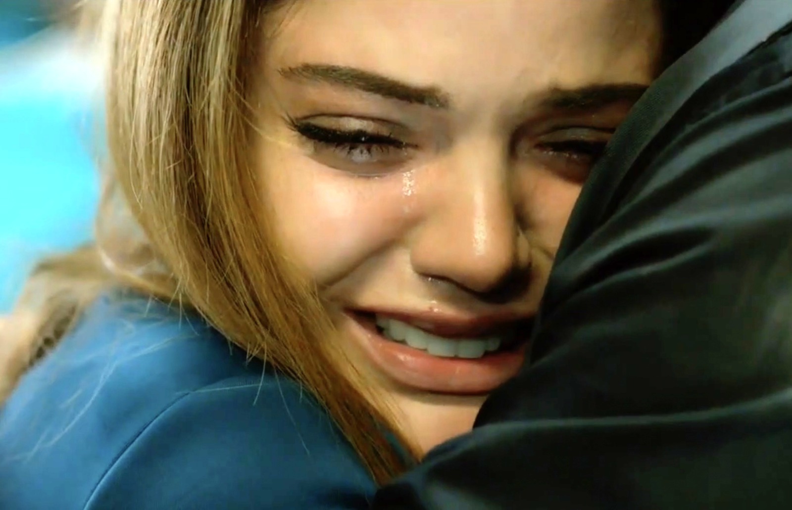 Züleyha, destrozada, abraza a Demir y agradece lo que hizo por Yilmaz, en Tierra amarga