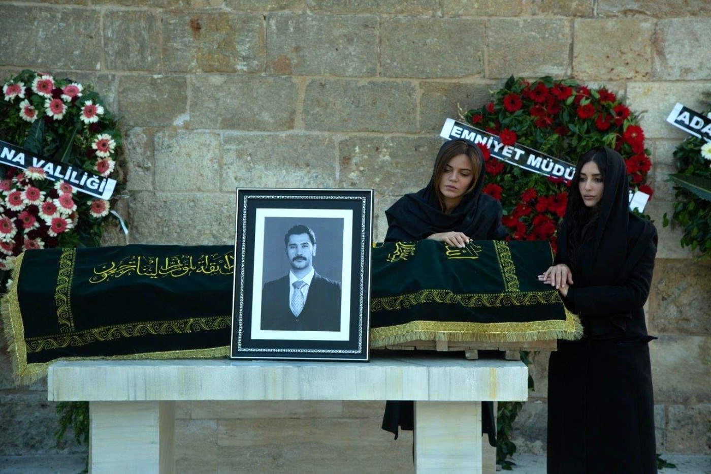 Züleyha y Müjgan el día del entierro de Yilmaz, en Tierra amarga