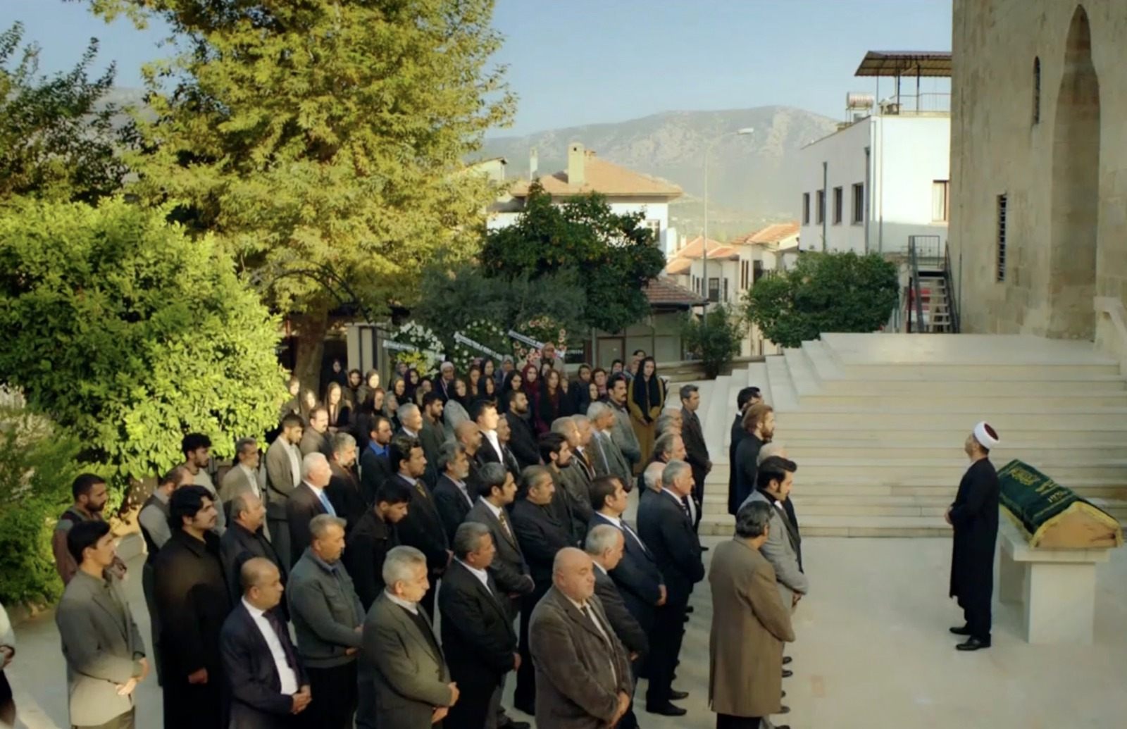Al día siguiente de su trágica muerte, Çukurova da su último adiós a Yilmaz en un multitudinario entierro