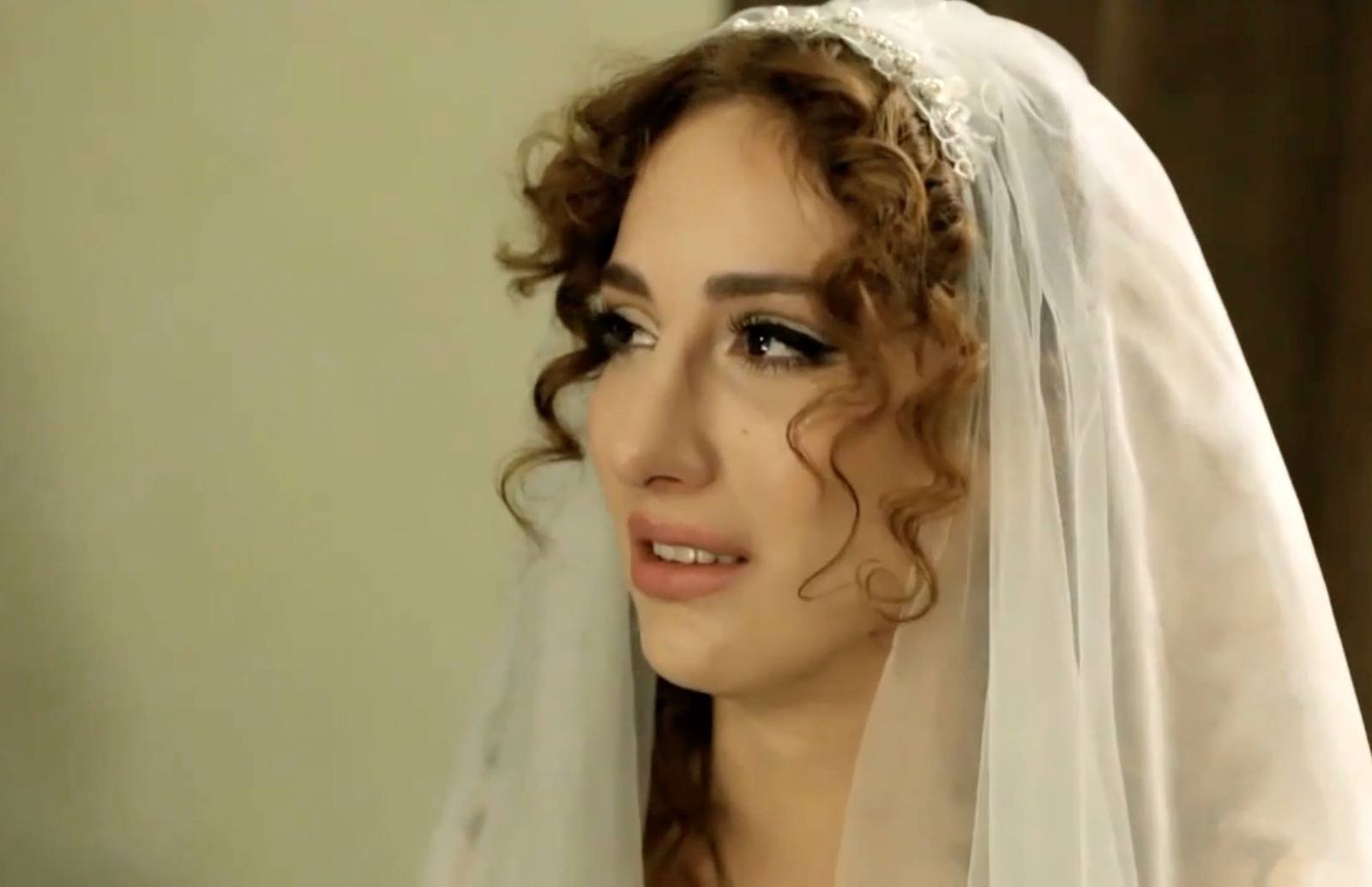 Rashid no llega a la boda y Fadik piensa que en realidad no quería casarse con ella... La joven sirvienta está destrozada