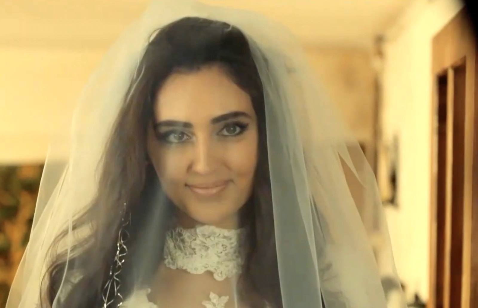 Gülten, radiante vestida de novia por primera vez, se encuentra con Çetin minutos antes de comenzar la boda