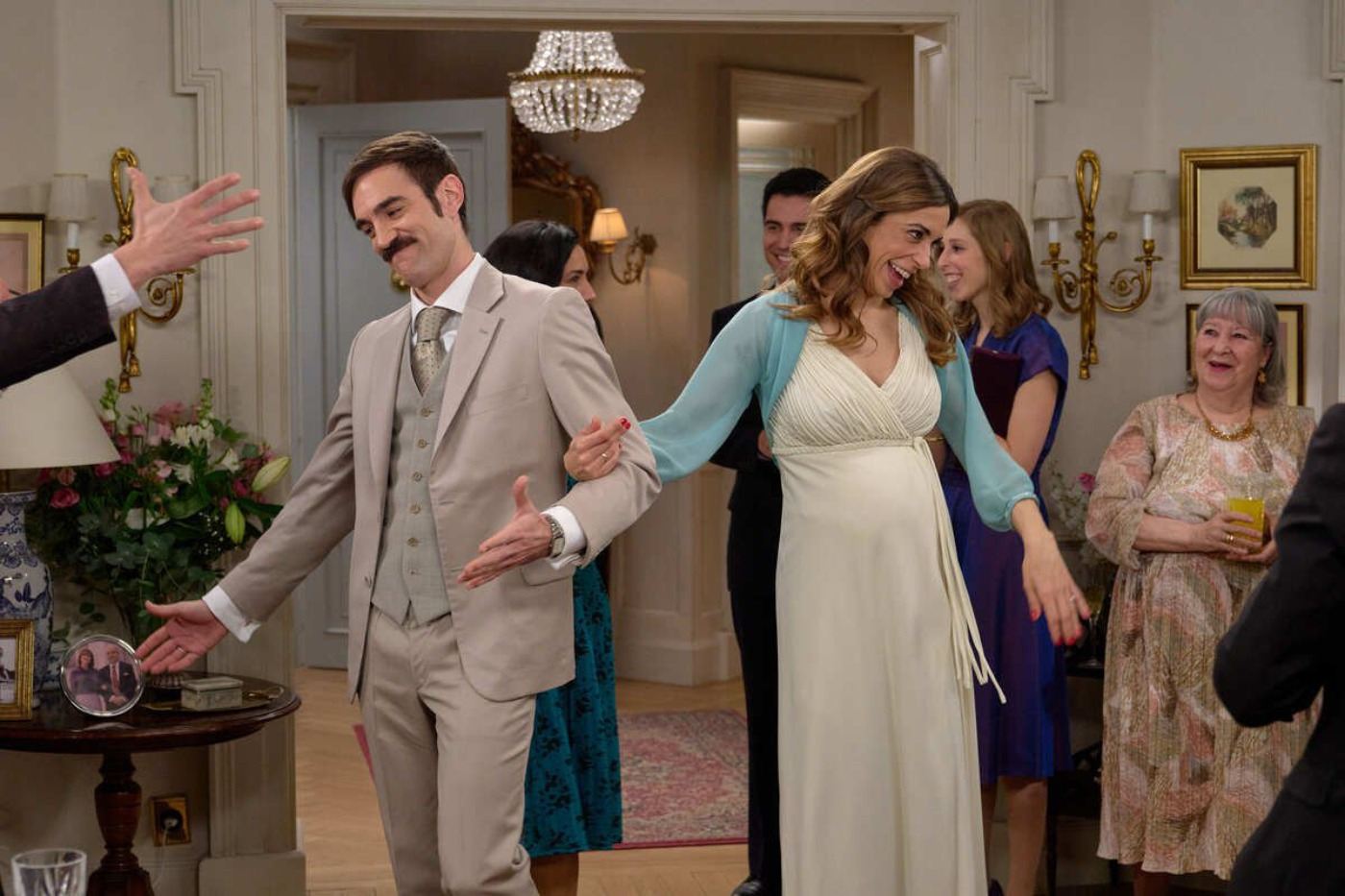 Tras darse el sí, quiero, Raúl y Coral llegan radiantes de felicidad a la fiesta para celebrar su matrimonio