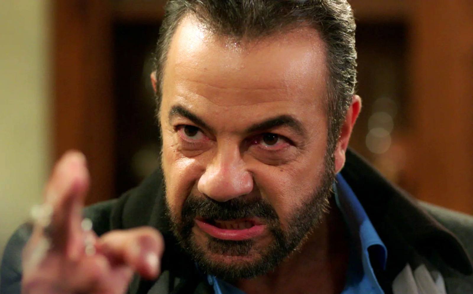 El fuerte carácter del actor turco Kerem Alisik le ha llevado ha protagonizar graves enfrentamientos en Tierra amarga